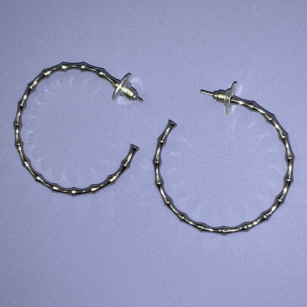 🚨BEAUTIFUL MEDIUM-SIZED SILVER HOOPS!
